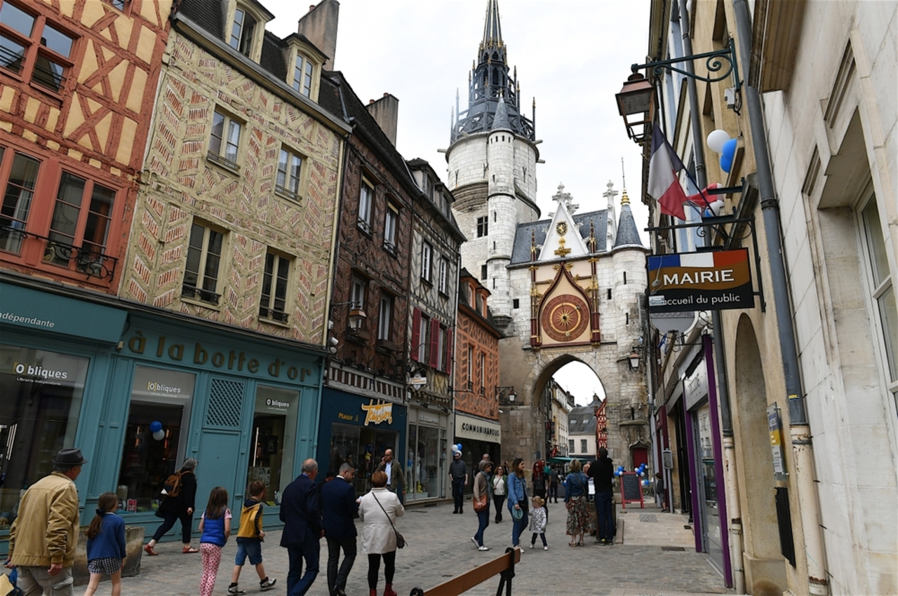 Auxerre,,France 05,18,2024:,People,On,A,Street,Of,Old