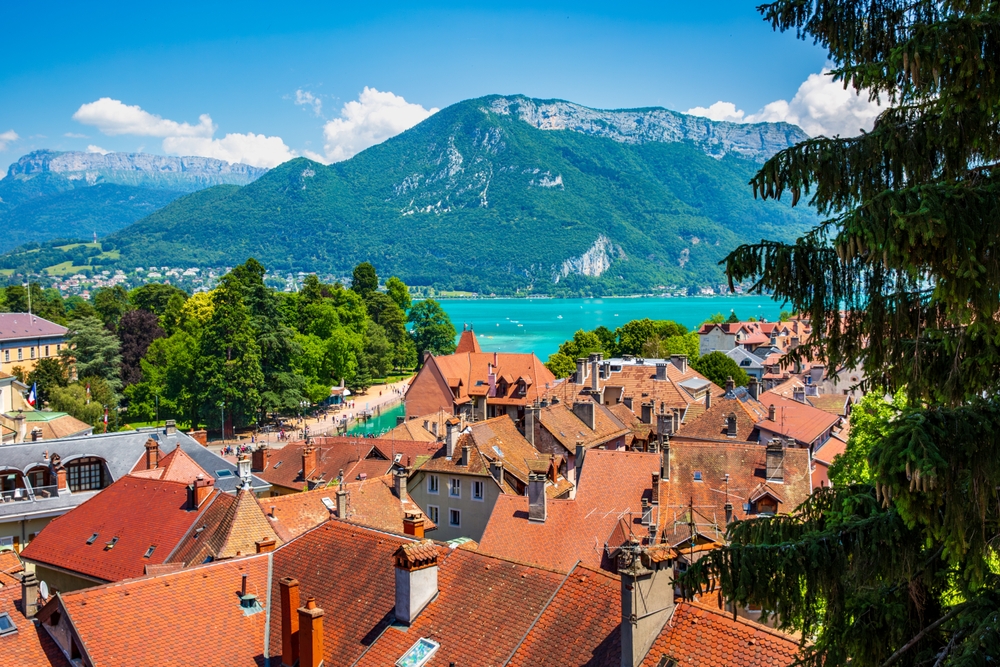Red,Roof,View,Of,Lake,Annecy,,France
