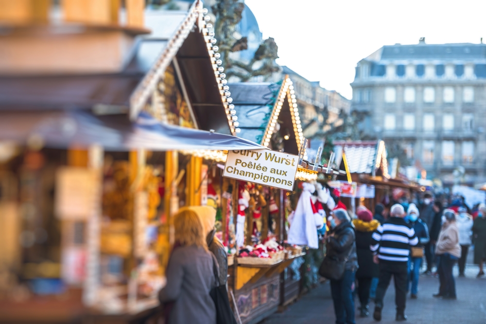 Silhouettes,Of,People,At,Annual,Christmas,Market,In,Central,Strasbourg