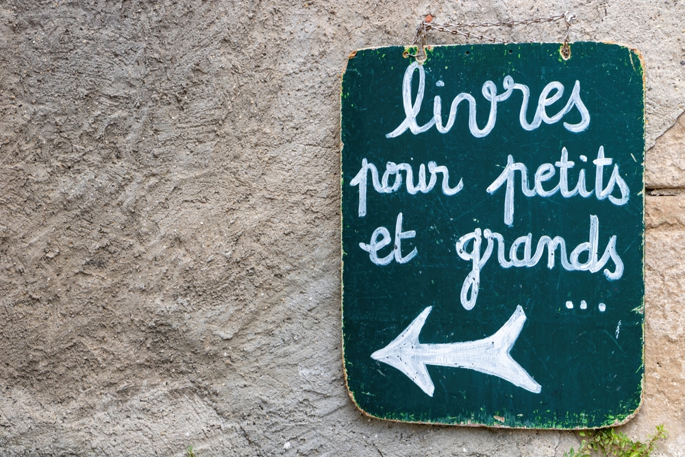 Sign:,"livres,Por,Petits,Et,Grands",In,The,Town,Of